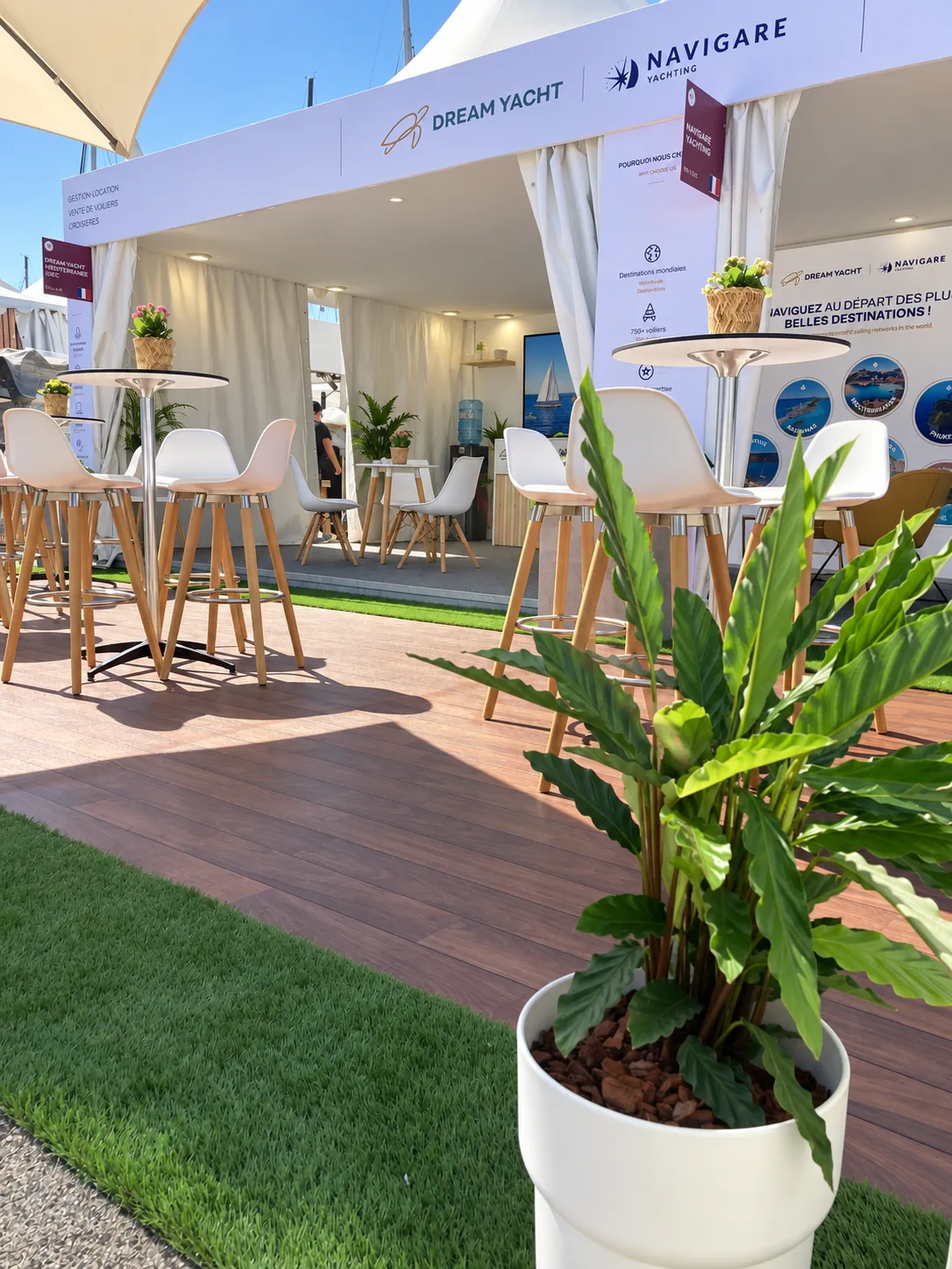 Terrasse avec parasol, plante et gazon ! 