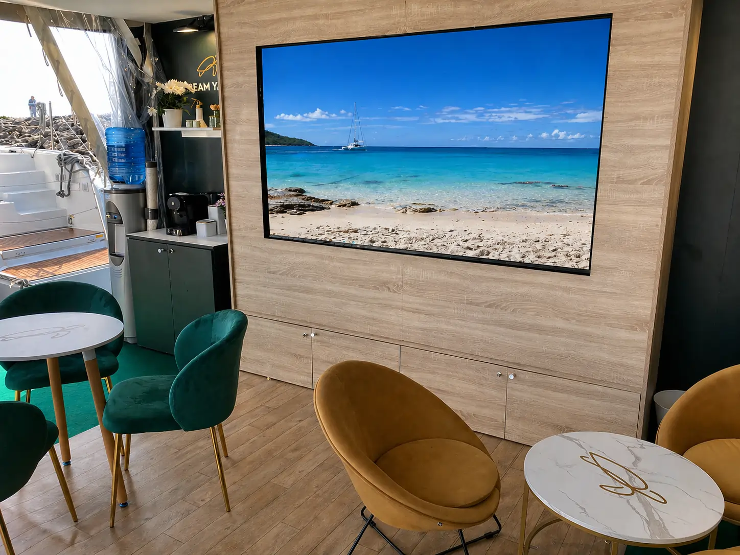 TV 85" 4K pour diffusion de vidéos et offres