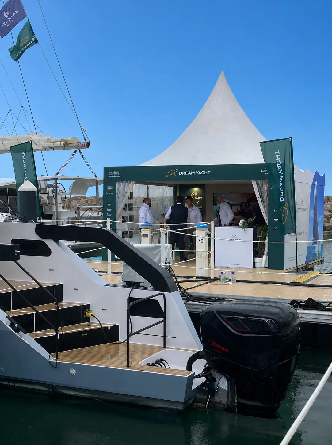 Vue du stand depuis les pontons. Habillage des cloisons extérieures