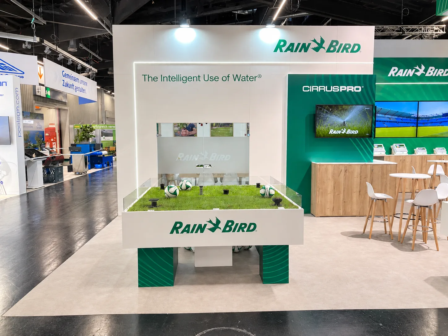Mini-terrain de foot avec système d'irrigation intégré. Même les ballons ont trouvé leur place!