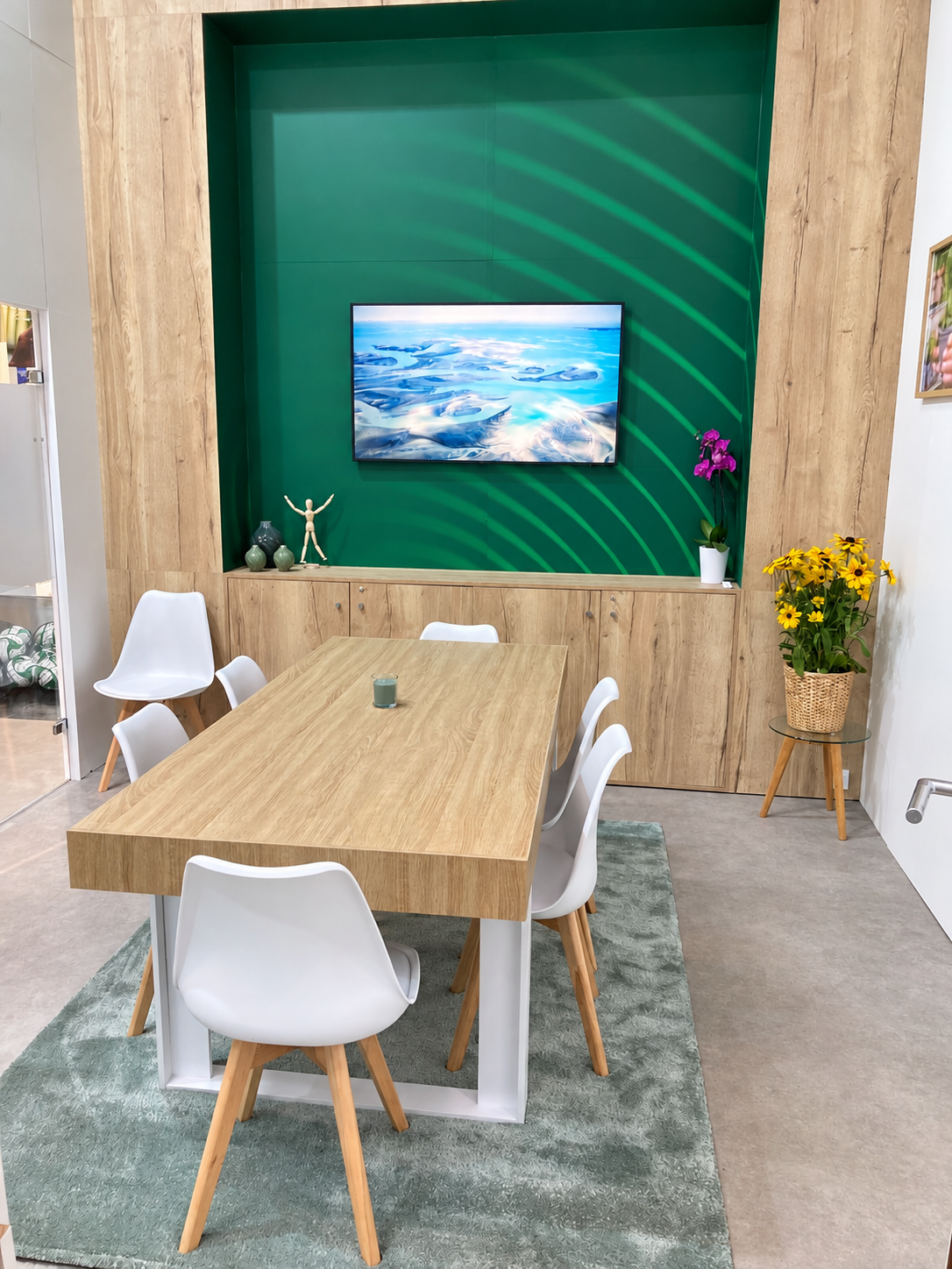 Salon privée connecté de 15m2. Accès direct à la réserve. Optimal pour les rendez-vous clients!