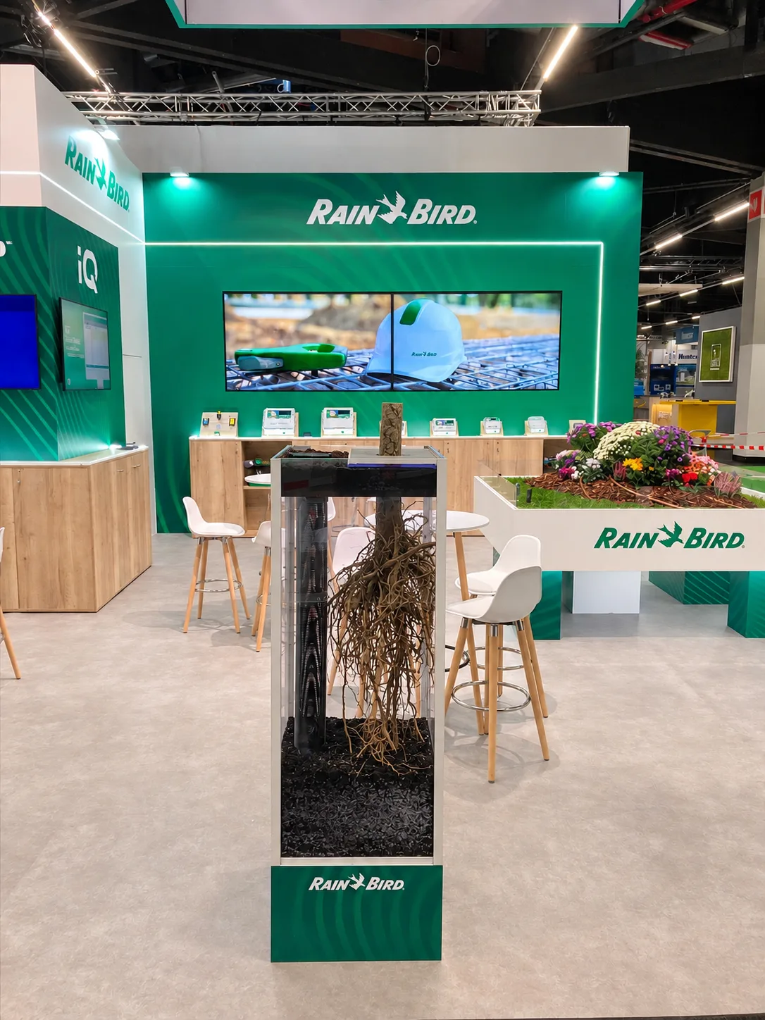 Système racinaire et irrigation sous terre : ce que l’on ne voit habituellement jamais devient ici un élément d’exposition à part entière !